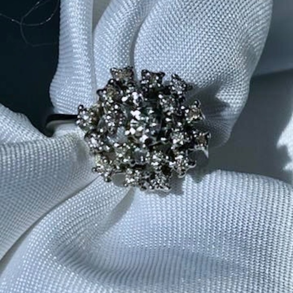 Solid 18K White Gold Diamond Cluster Ring Sz 7 - Picture 7 of 8